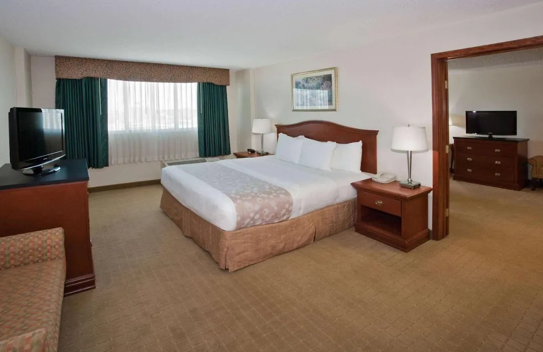 La Quinta Inn & Suites By Wyndham Downtown Conference Center-1