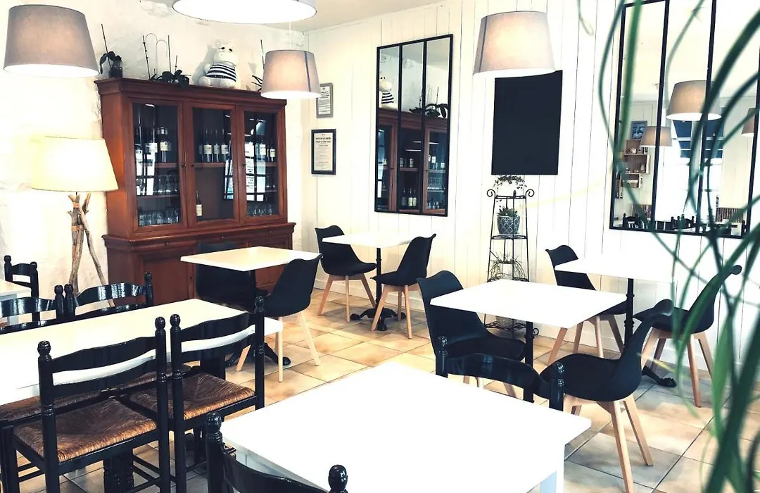 Hôtel Restaurant Le Galet Bleu-1