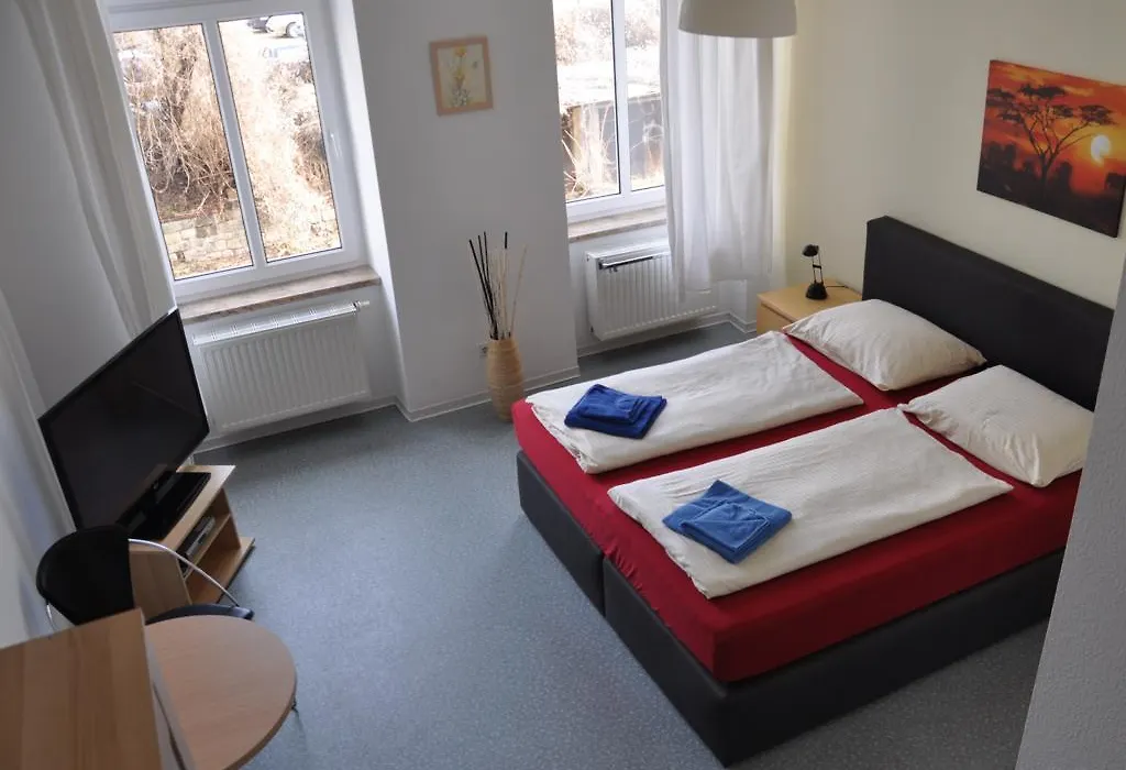 A bed Privatzimmer Dresden - Nichtraucherpension-1