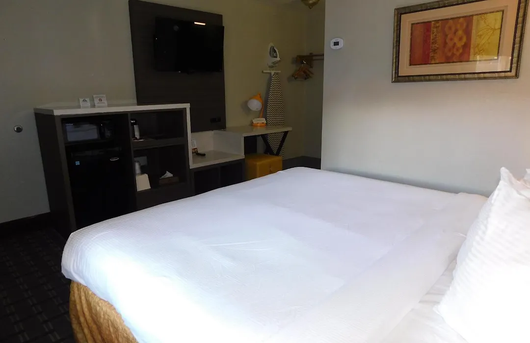 Days Inn & Suites By Wyndham Downtown Gatlinburg Parkway-1