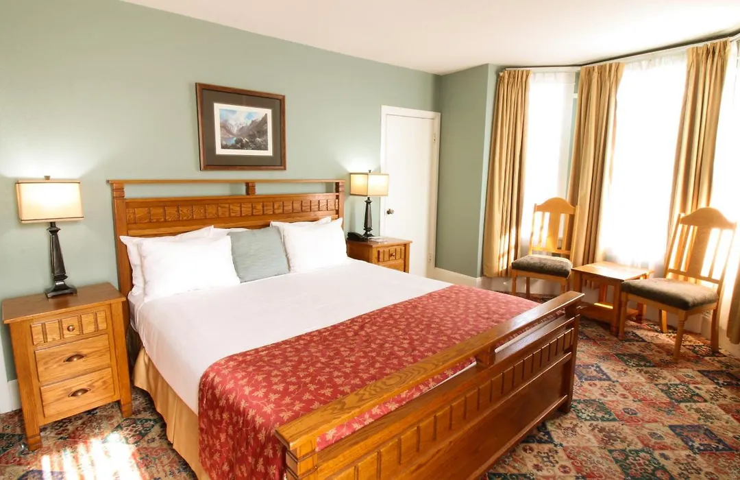 James Bay Inn Hotel, Suites & Cottage-1