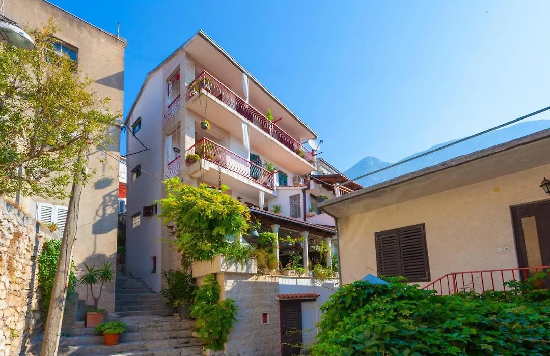 Apartments And Rooms With Wifi Makarska - 11063-1