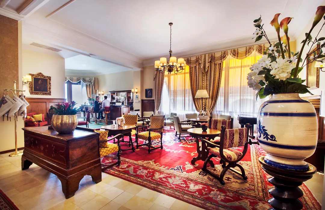 International au Lac Historic Lakeside Hotel-1