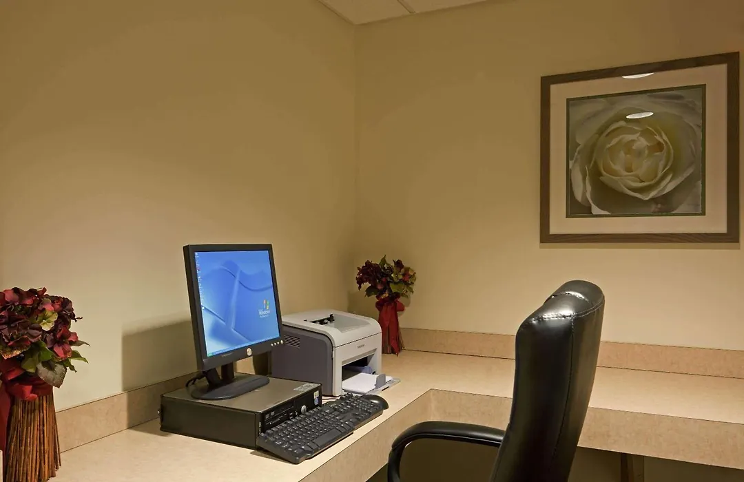 La Quinta Inn & Suites By Wyndham Boston Somerville-1