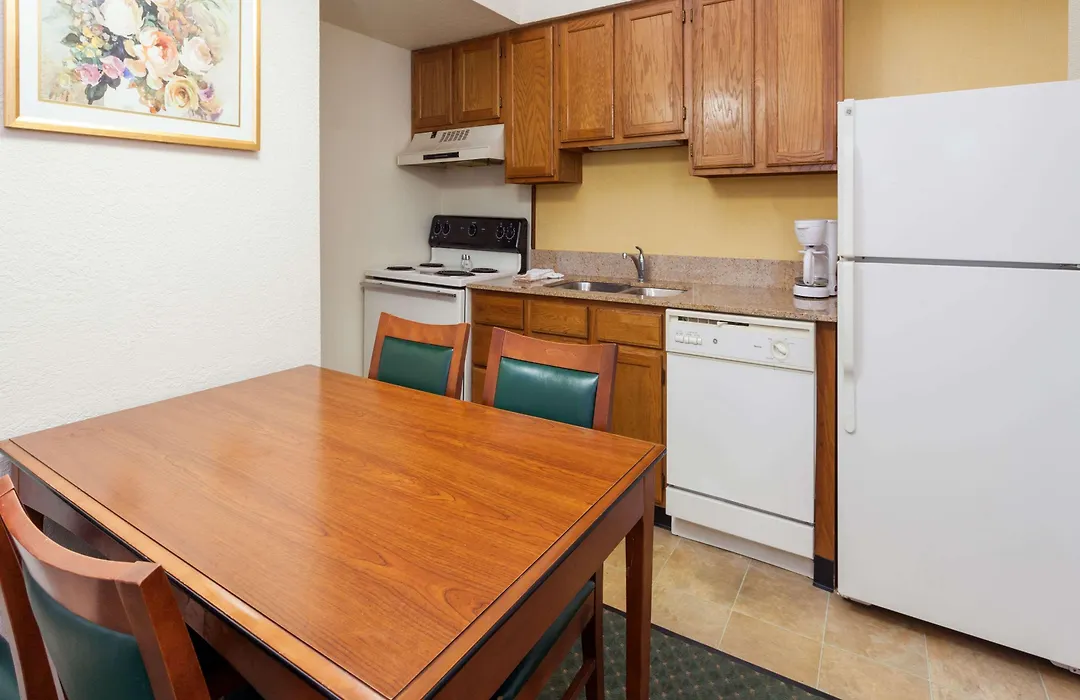 Hawthorn Suites By Wyndham Dearborn/Detroit-1