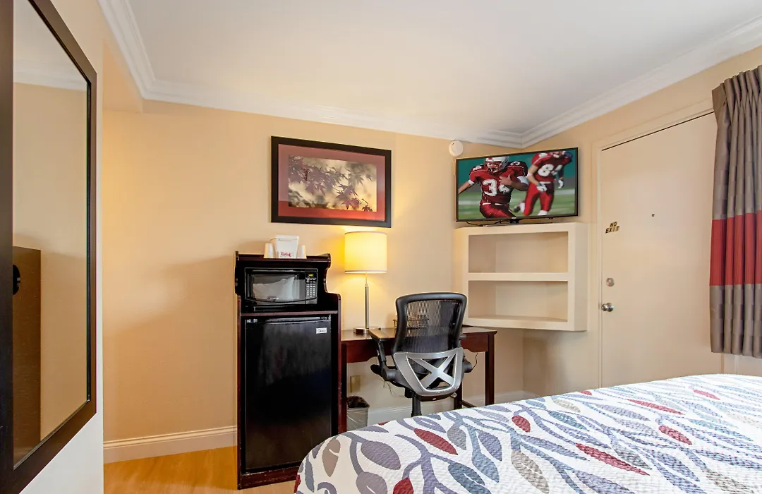 Red Roof Inn And Suites Monterey-1