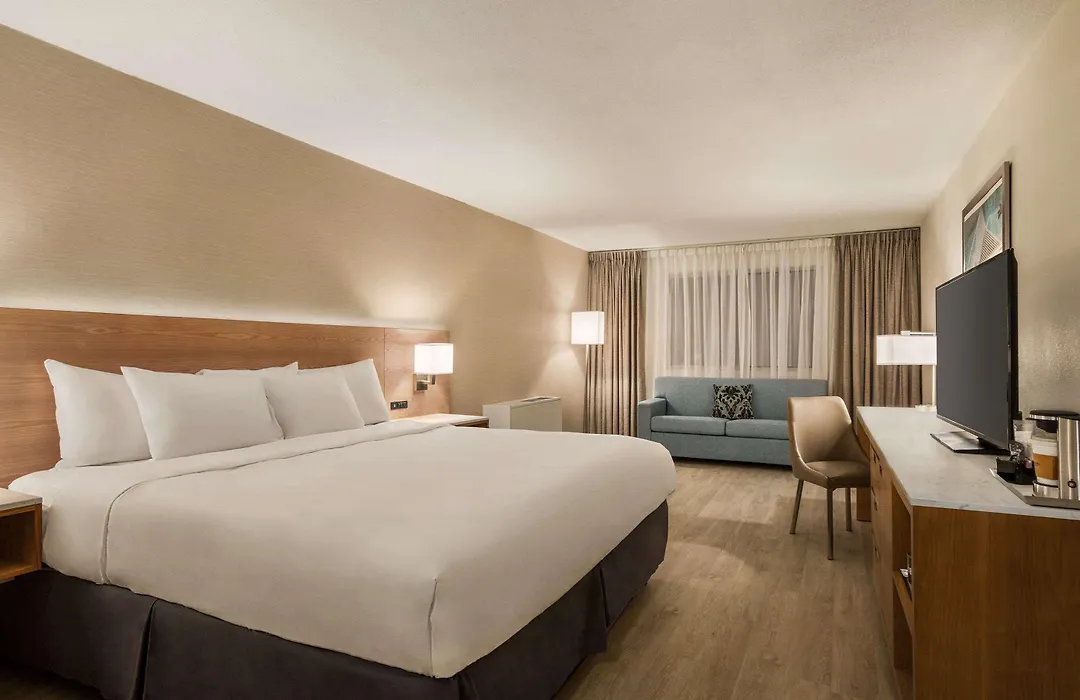 Clarion Hotel Milwaukee Airport-1