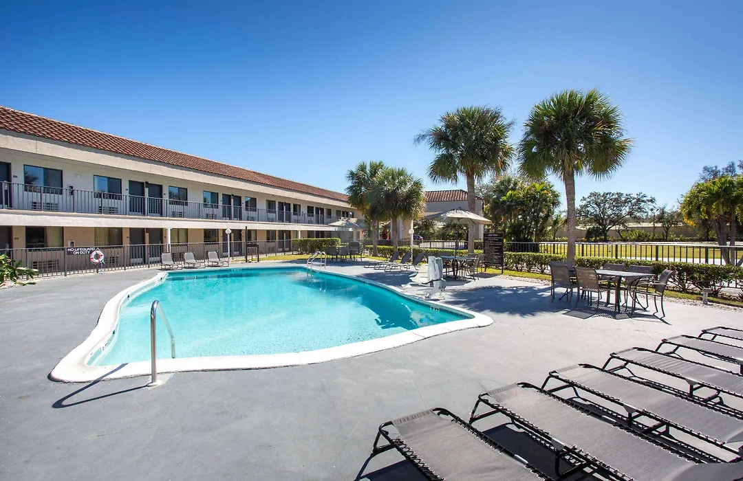 Super 8 By Wyndham Naples-1