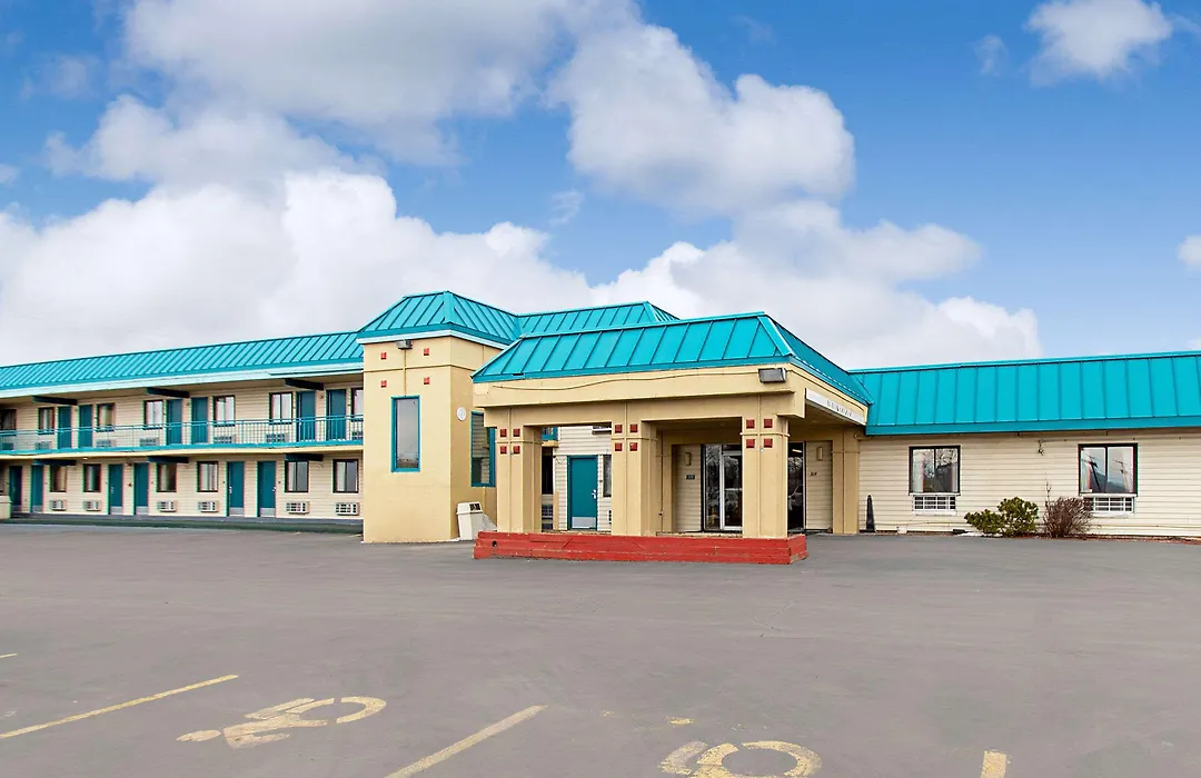 Econo Lodge Utica-1