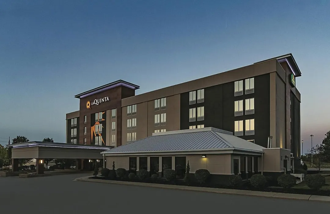 La Quinta Inn & Suites By Wyndham Cleveland Airport West-1