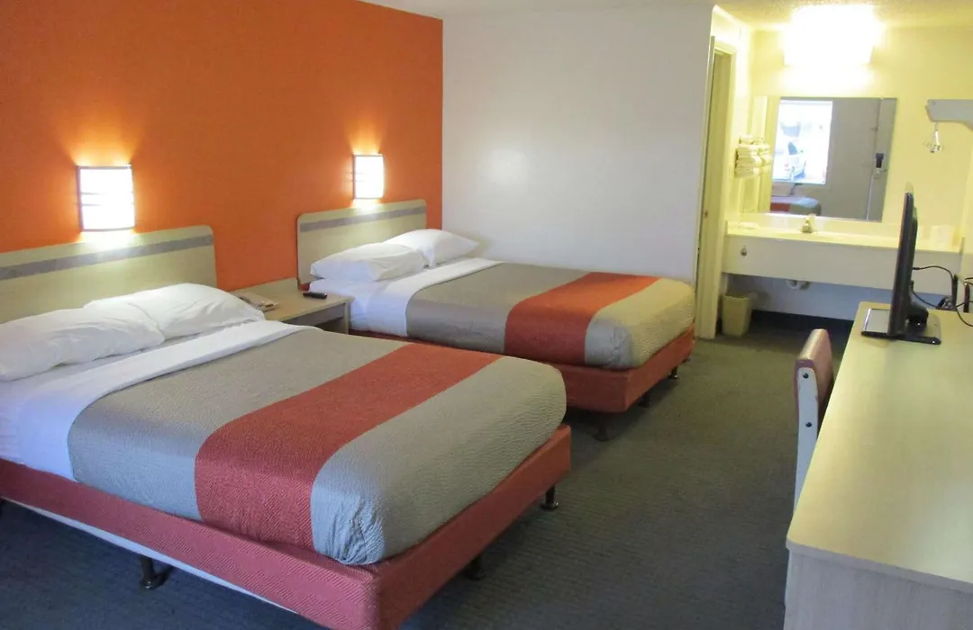 Travelodge By Wyndham Lansing-1