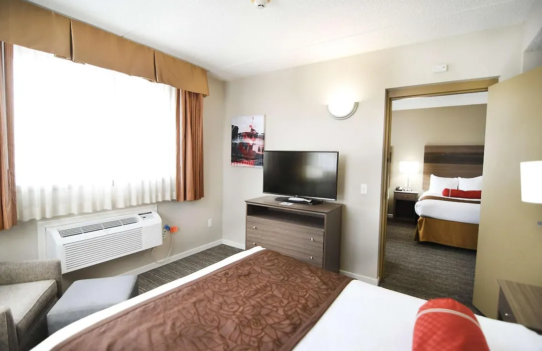 Best Western Plus Sandusky Hotel & Suites-1