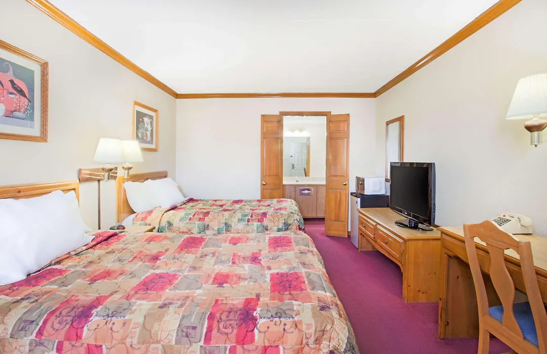 Days Inn By Wyndham Auburn-1