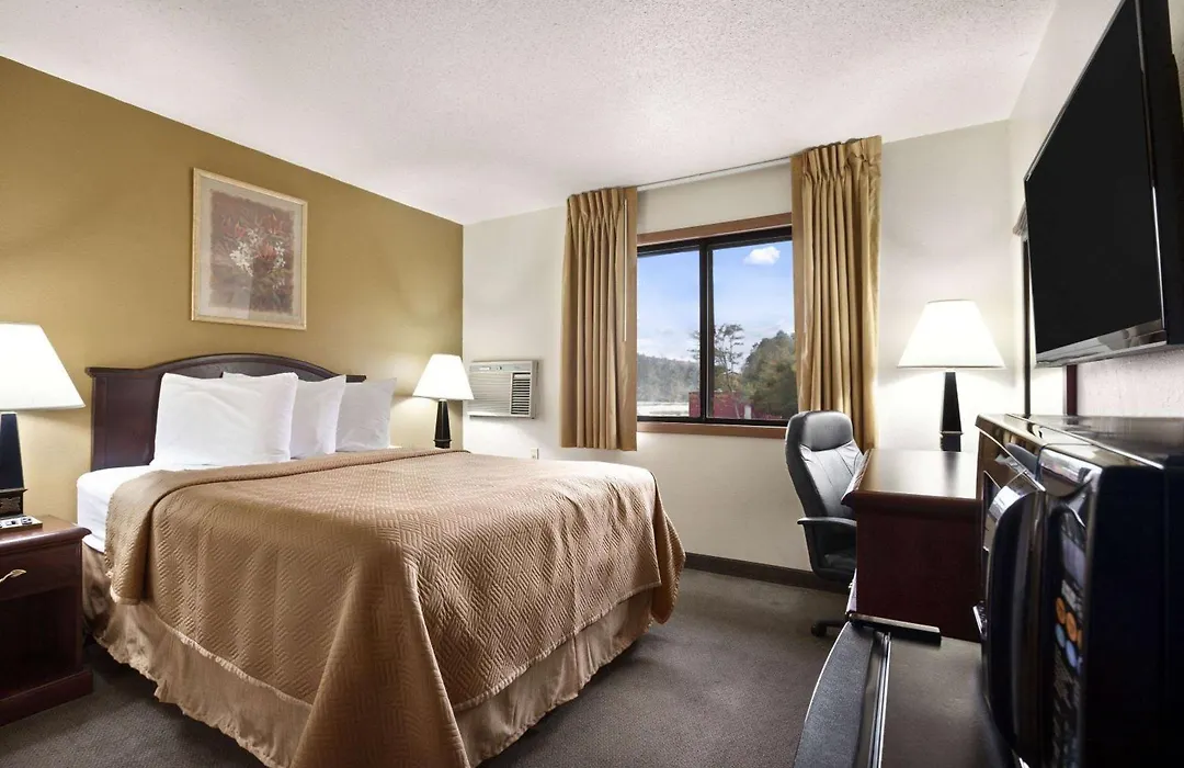 Travelodge By Wyndham La Porte/Michigan City Area-1