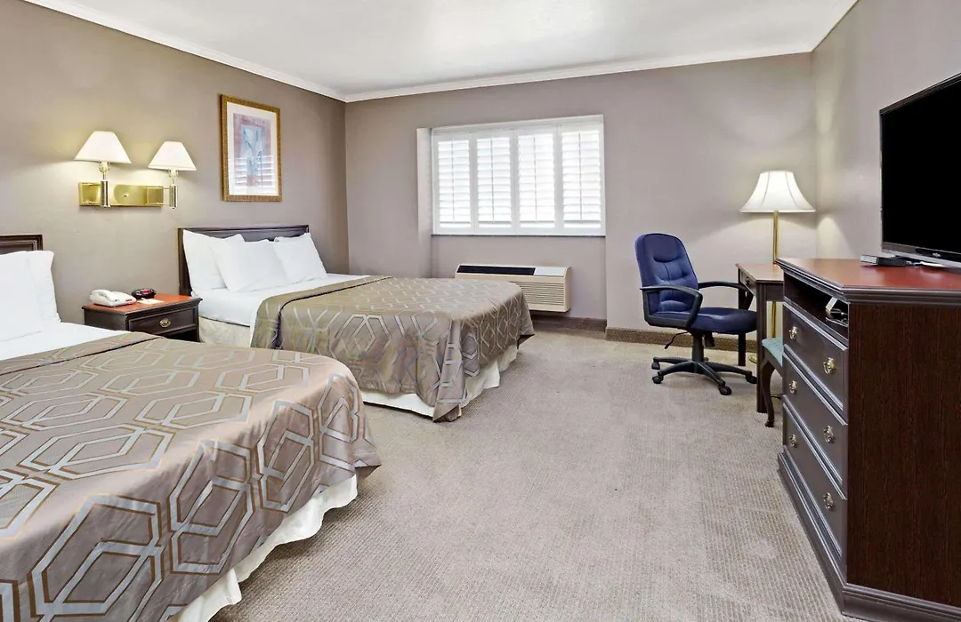Days Inn By Wyndham West Covina-1