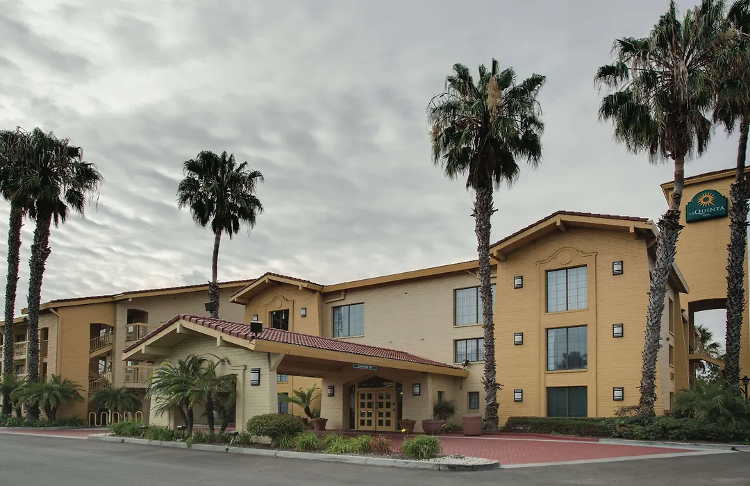 La Quinta Inn & Suites By Wyndham Ventura-1