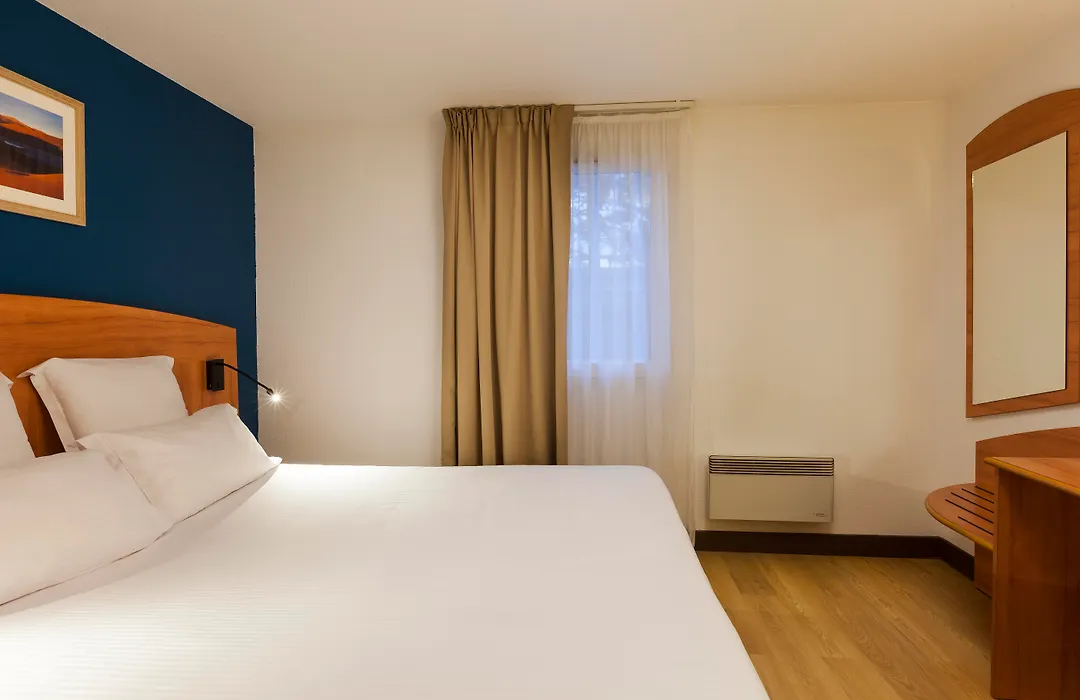 Comfort Hotel Evreux-1