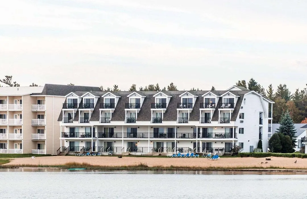Quality Inn & Suites Mackinaw City Beachfront-1