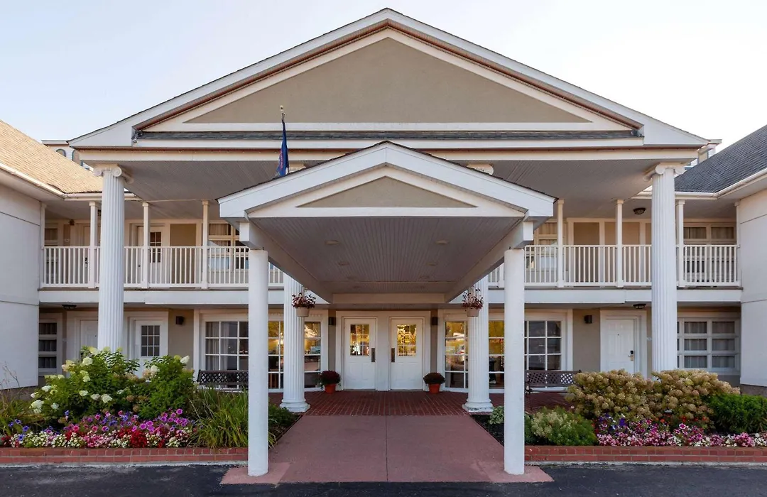 Baymont By Wyndham St. Ignace Lakefront-1