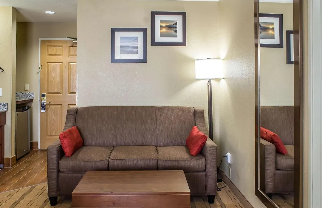 Comfort Inn & Suites Cedar Rapids North - Collins Road-1