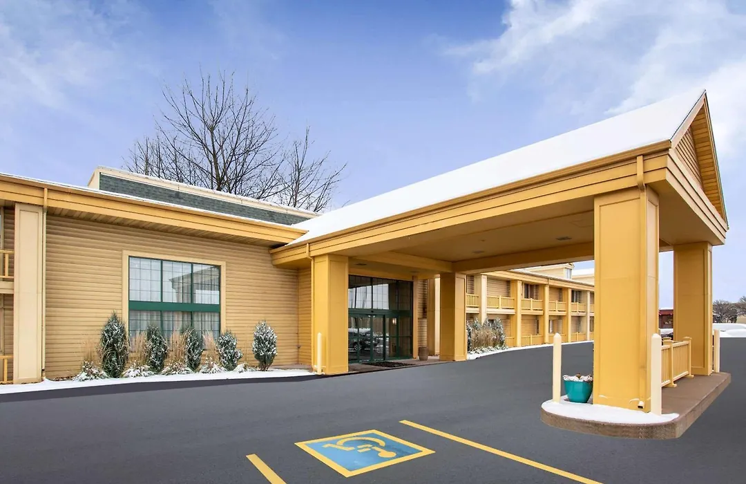 La Quinta Inn By Wyndham Oshkosh-1