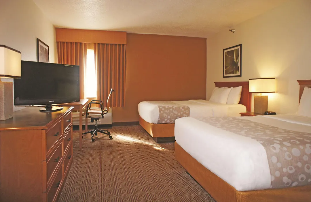 La Quinta Inn & Suites By Wyndham Kansas City North-1