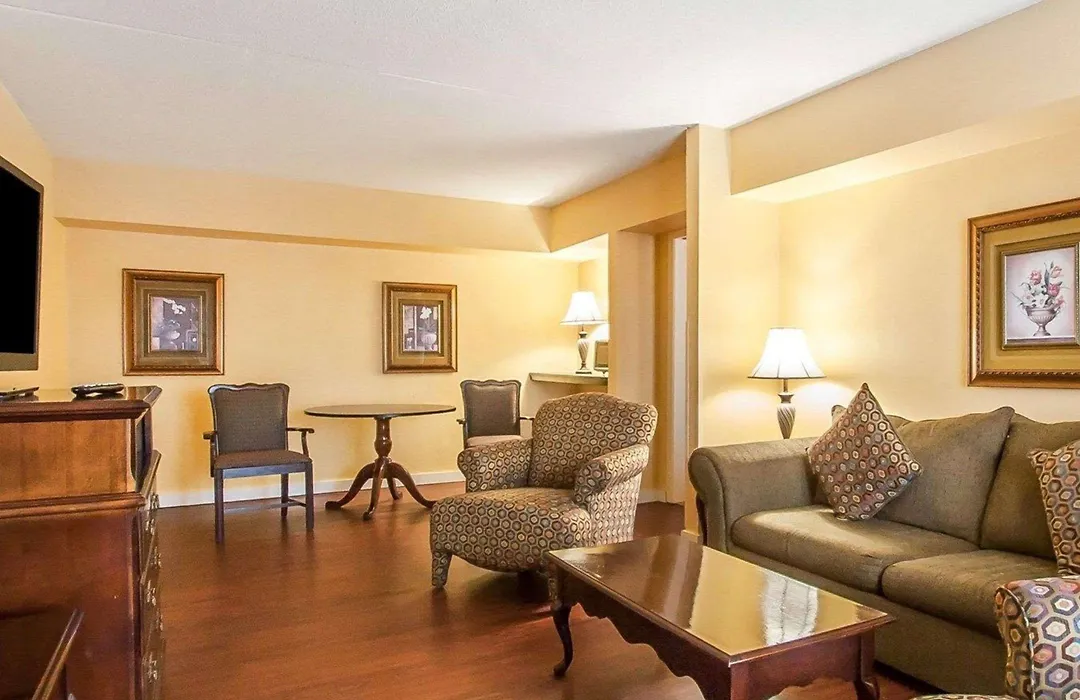 Clarion Inn & Suites University Center-1