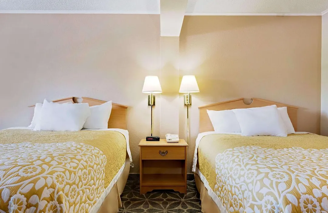 Days Inn By Wyndham Fairmont-1