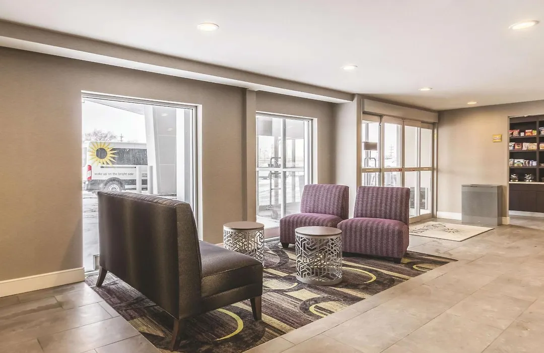 La Quinta Inn & Suites By Wyndham Cleveland - Airport North-1