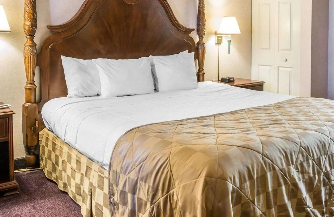 Clarion Hotel Mackinaw City Beachfront-1