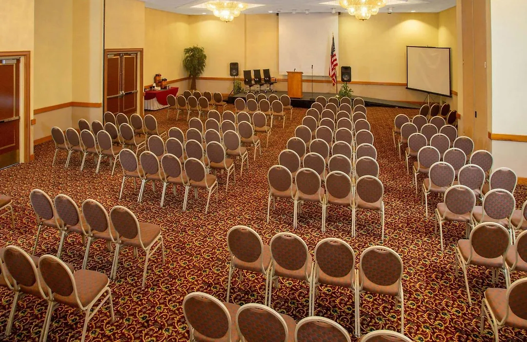 Days Inn & Suites By Wyndham Tallahassee Conf Center I-10-1