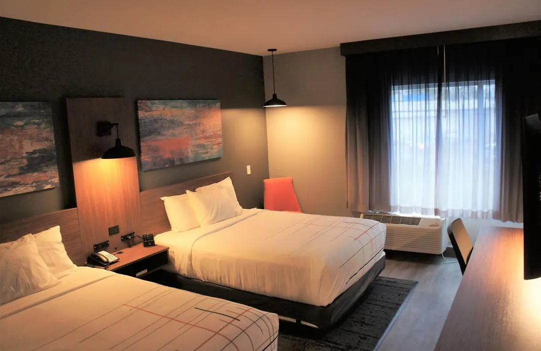 La Quinta Inn & Suites By Wyndham Oxford-1
