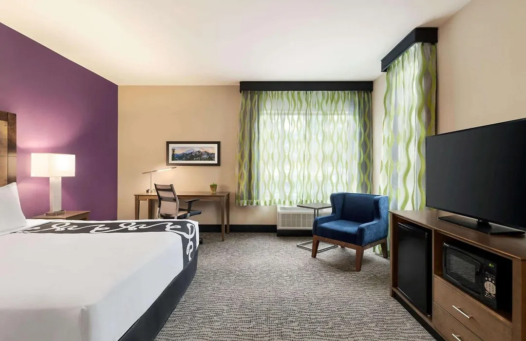 La Quinta Inn & Suites By Wyndham Burlington-1