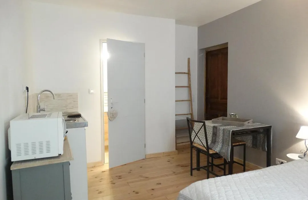 Chambres d'hôtes indépendantes au rez-de-chaussée d'une maison provençale dont une avec cour intérieure-1