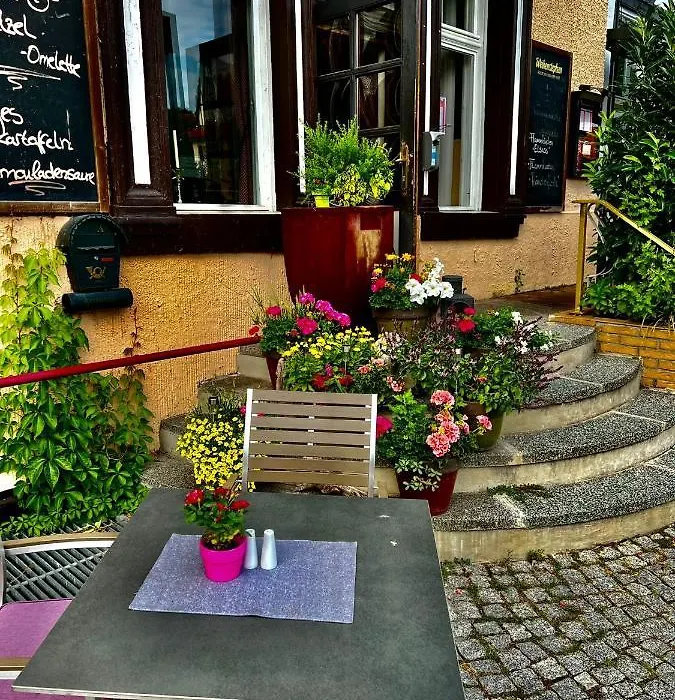 Bahnhofshotel Die Neue Bühne-1