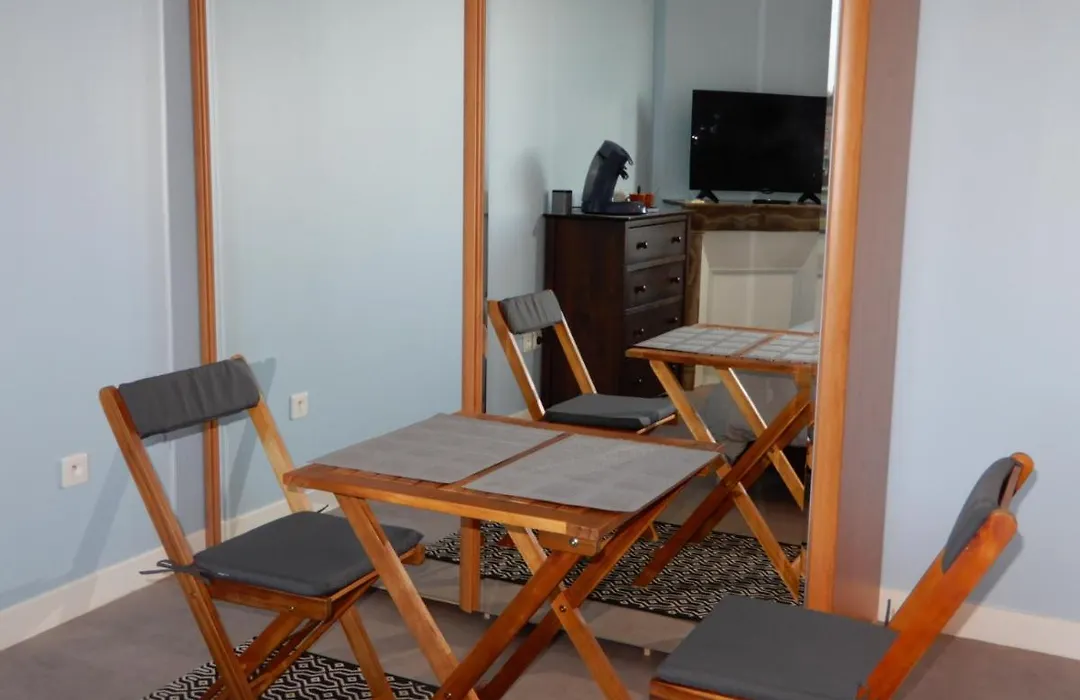 CAPRICES DE PLAGE Chambre grand lit double avec balnéo et beau balcon, vue panoramique, 300 mètres plage Mers les Bains Le Treport petit dejeuner servi en chambre en option-1