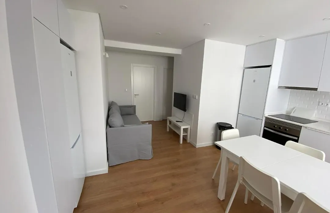 Carcavelos Beach Shared Serviced Apartment 11-1