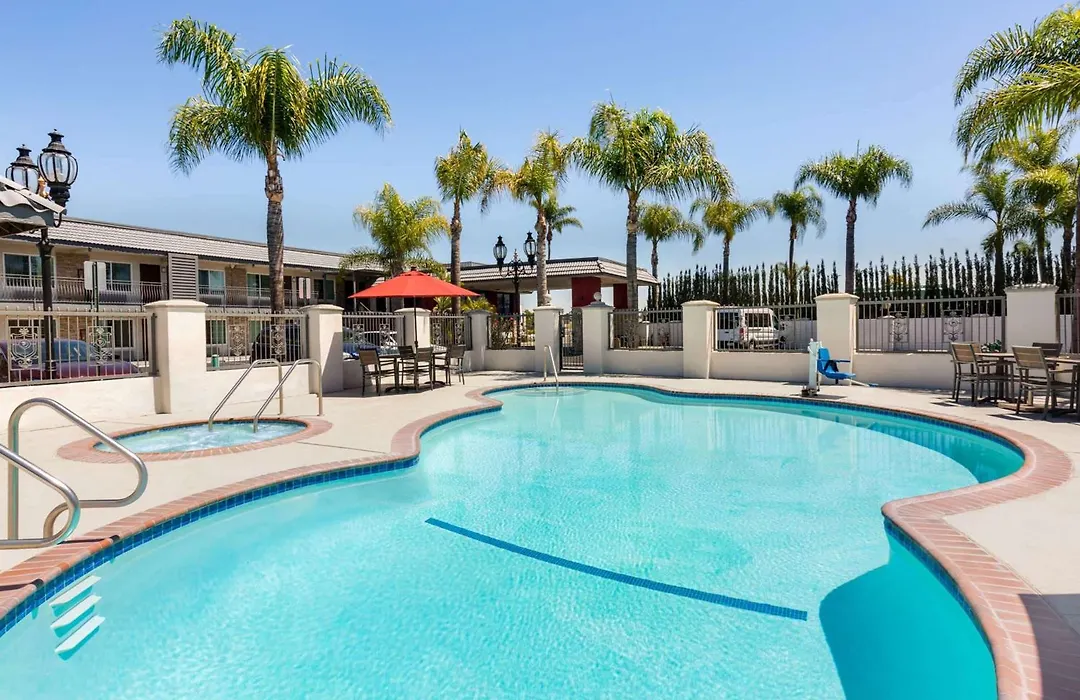 Days Inn & Suites By Wyndham Anaheim At Disneyland Park-1