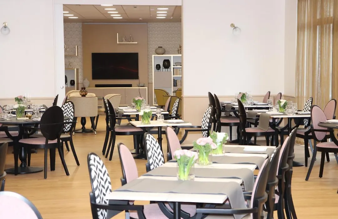 DOMITYS Résidence services seniors LE PARC DES AUBIERS-1