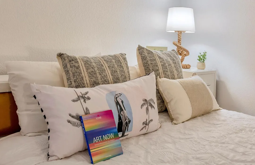 Tampa Bay, Beach Step Away, Wifi, Free Parking,Pools, Jacuzzi-1
