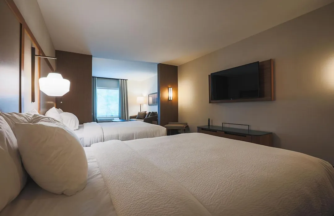 Fairfield Inn & Suites Marquette-1