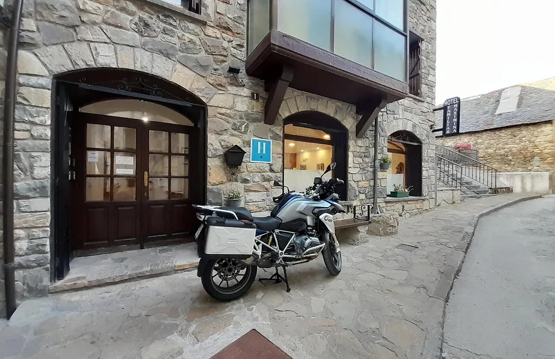 Hotel Familiar Maximina-1