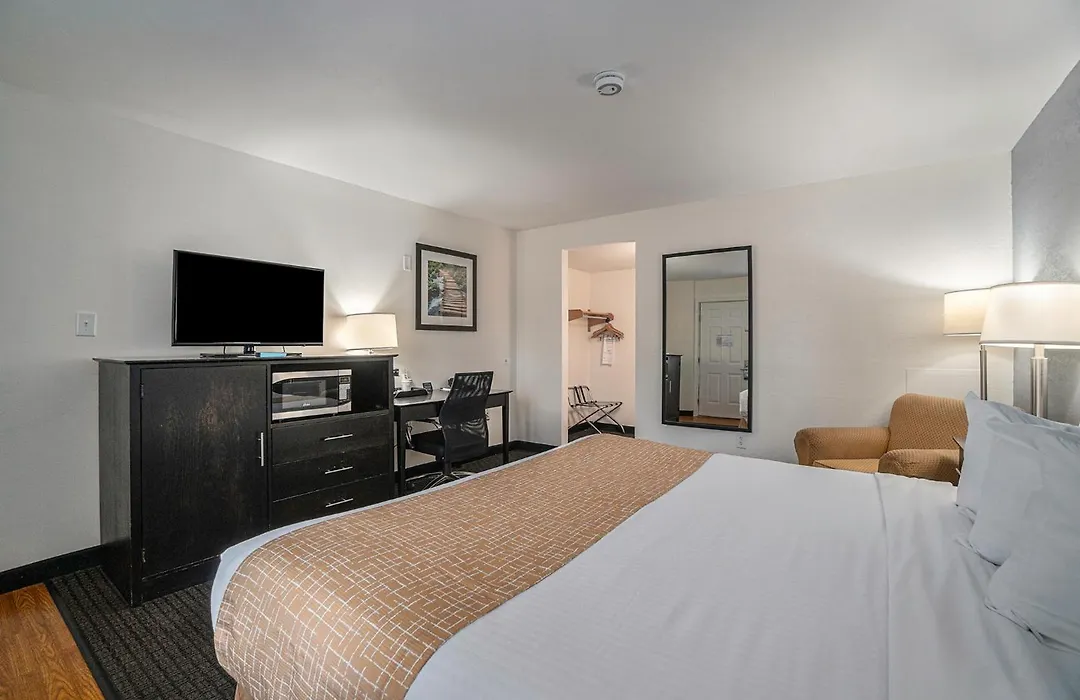 Travelodge By Wyndham Traverse City Mi-1