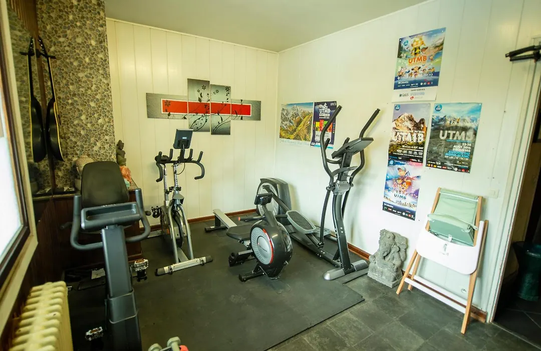 Hotel La Chaumière Garage Moto gratuit À 150 m de la gare SNCF et TMB-1