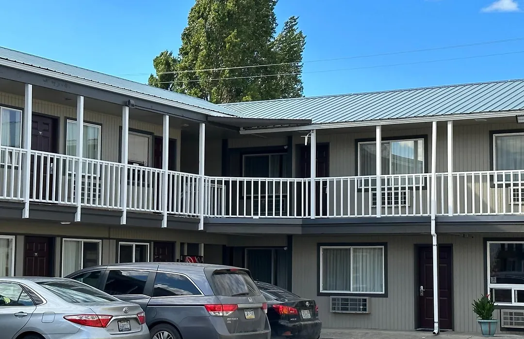 The Royal Victorian Motel-1