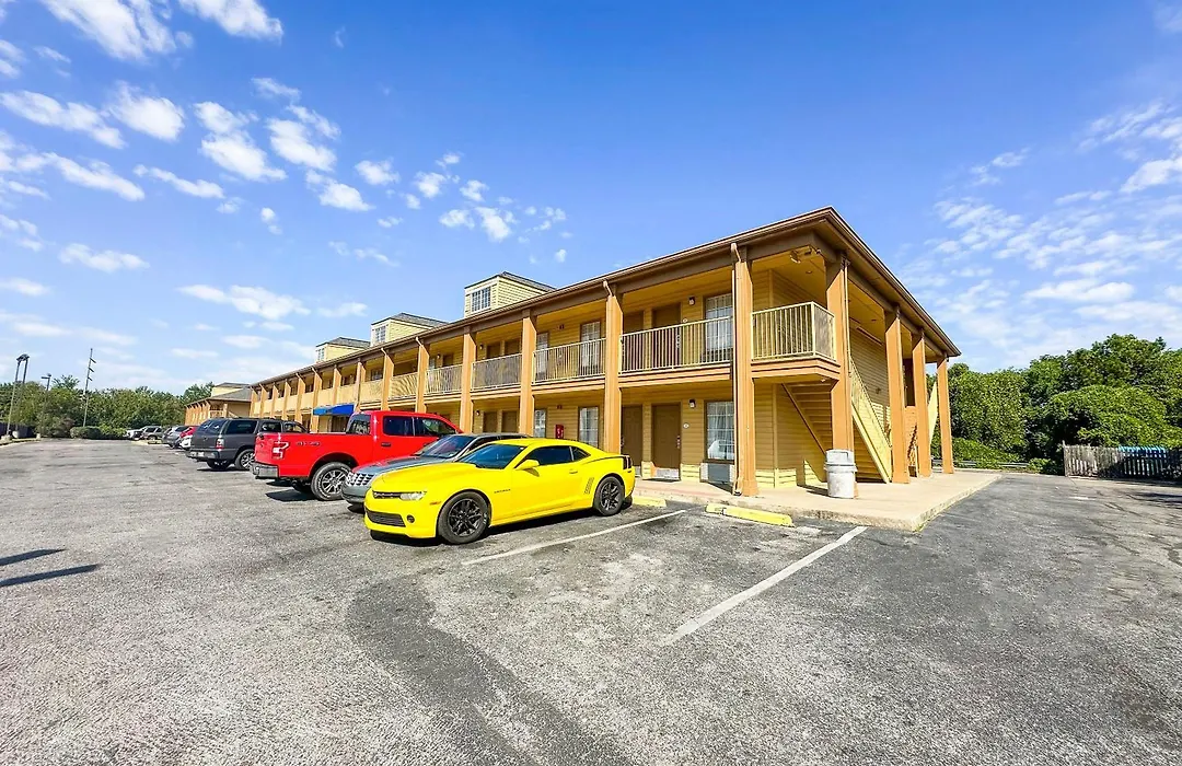 Bonita Lakes Inn By Capital O Meridian I20-1