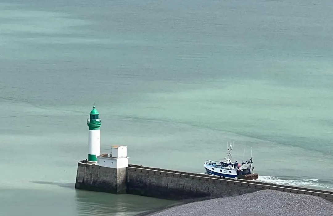 CAPRICES ENSOLEILLES CHAMBRE 1 a 2 PERS possibilite 2eme chambre avec lit King Size en supplement avec capacite 4 pers vue panoramique, petite vue mer, 300 metres plage Mers les Bains Le Treport petit dejeuner servi en chambre en option-1