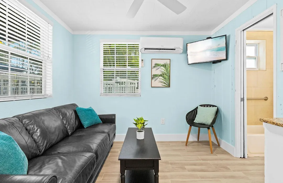 Parrot Beach Cottages Suite #2-1
