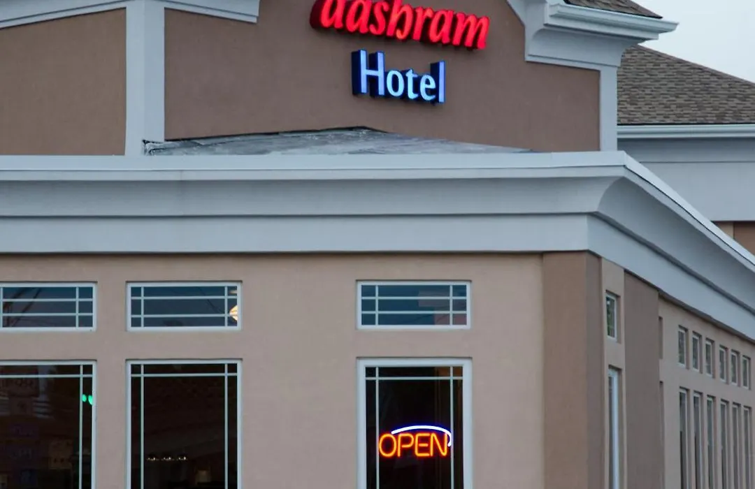Aashram Hotel By Niagara River-1