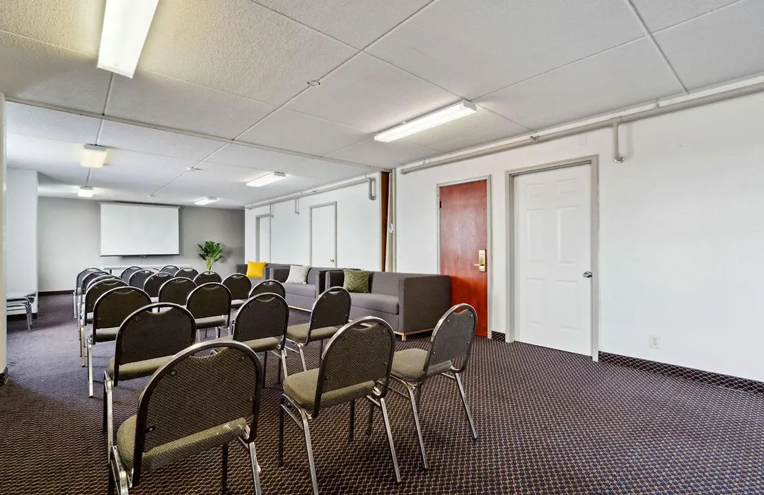 Econo Lodge Inn & Suites Waterloo Downtown-1